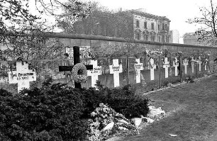 Gedenkkreuze für die Mauertoten an der Berliner Mauer in der Ebertstraße