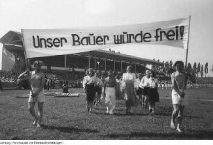 Leipzig. 3. Parlament der Freien Deutschen Jugend (FDJ). Sportübungen und -veranstaltungen im Jahn-Stadion, Pfingsten 1949