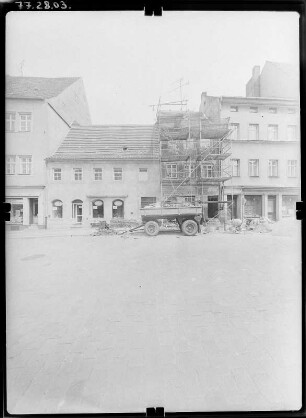 Torgau, Breite Straße. Wohnhäuser mit Läden (teilweise eingerüstet). Straßenfront