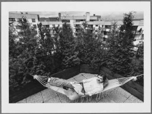 Peter Gauweiler, CSU München, zeitungslesend in einer Hängematte liegend auf einer Terrasse