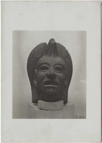 Human head with crest, front view, 21cm high. -Palma- Collection Guillermo de Heredia.