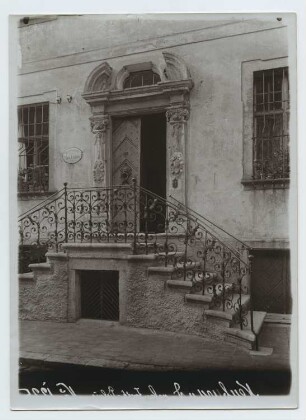 Wohnhaus am Karlsplatz, Neuburg/Donau: Außenansicht, Ausschnitt Portal