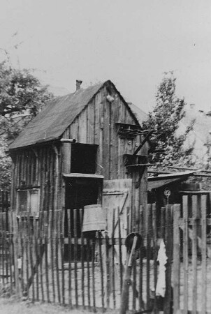 Der Holzschuppen/Taubenverschlag des Kleinbauern Otto Schreiter, in dem er zwischen 1933 und 1945 die Bündnisfahne mit der Aufschrift "Für das Bündnis der Arbeiter und Bauern" versteckt haben soll : Der Holzschuppen/Taubenverschlag des Kleinbauern Otto Schreiter in Großolbersdorf
