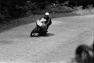 Schauinsland: Holzschlägermatte; Motorräder in der Kurve; Nr. 34