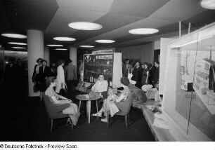 Besucher und Exponate der Leipziger Herbstmesse 1954