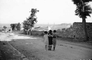 Istanbul: Straße mit Blick auf Marmarameer, drei Kinder
