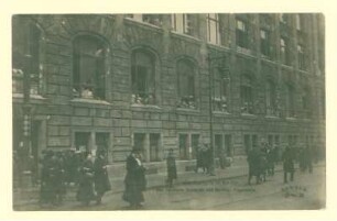 "Straßenkämpfe in Berlin. Das zerstörte Gebäude des Berliner Tageblatt´s";