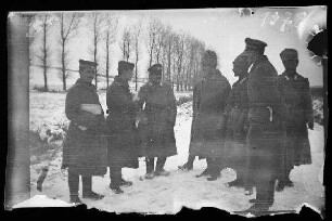 bei Illawcze (=Ilavche, Ukraine) am Dometscherposten: 7 russische und deutsche (?) Offiziere mit Schirmmützen und Kosakenmützen auf einer verschneiten Landstraße ("Offiziere der russischen Gardeschützen")