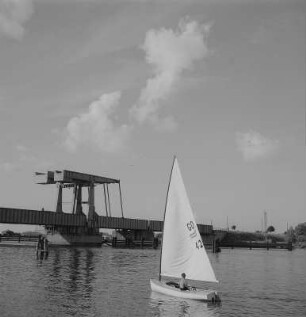Stralsund. Brücke zum Rügendamm, im Vordergrund Segelschiff