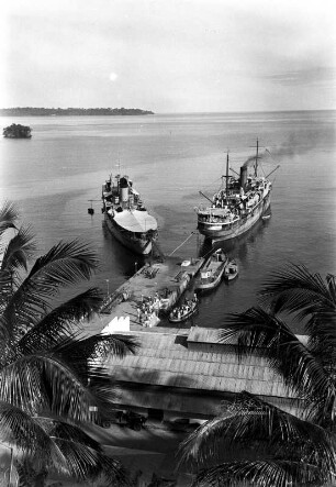 Landungsbrücke von Malabo : Blick auf die Landungsbrücke im Hafen von Malabo und zwei Schiffe.