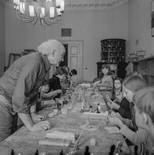 Kinder und Heinz Worner beim Modellieren mit Ton, 1974. SW-Foto © Kurt Schwarz.