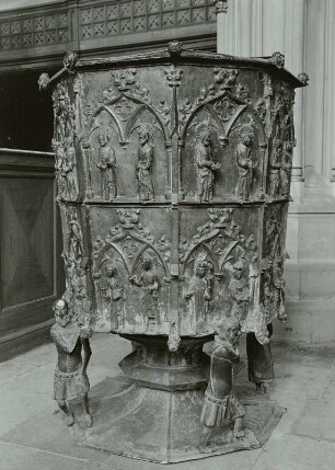 Taufstein mit Trägerfiguren