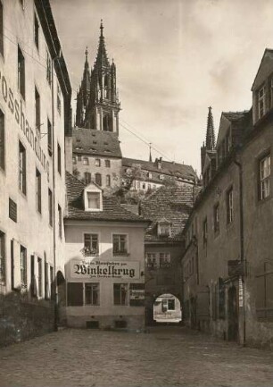 Meißen, Durchblick zum Winkelkrug und Burgberg, links Geburtshaus der Luise Otto
