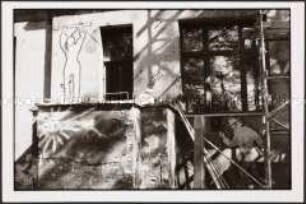 Alte, bemalte Hausfassade (Altersgruppe bis 14)