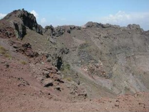 Neapel - Vesuvgipfel mit Lavagestein : Der Vesuv bei Neapel, aufgenommen 2004, ist ein beliebtes Touristenziel