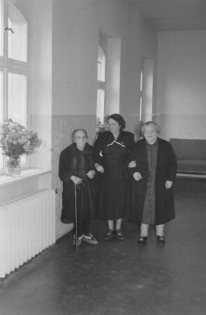 Einweihung eines jüdischen Altersheimes : Zwei Bewohnerinnen des Altersheims mit einer Frau