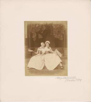 Jenny Schaffer als Frau Fluth und Alice Verden als Frau Page in "Die lustigen Weiber von Windsor" von William Shakespeare. Dresden: Schauspielhaus, 03.10.1929