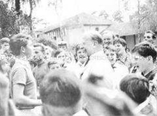 Walter Ulbricht erhält eine Siegermedaille für seine Teilnahme beim Volleyball in der Pionierrepublik "Wilhelm Pieck" in Altenhof am Werbellinsee