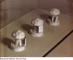 Atomtorte - November '46 feierte man die Tests auf dem Bikiniatoll. Zur Erinnerung an den 1. Atombombenabwurf am 6.8.45