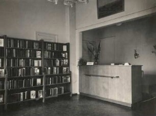 Bautzen. Stadt- und Kreisbibliothek Zweigstelle I. Benutzerraum mit Regalen und Informationstheke