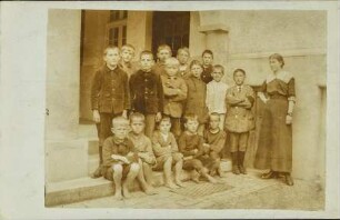 [Frau mit Jungengruppe]