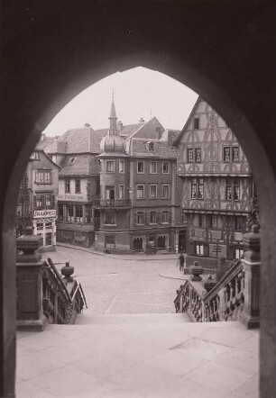 Aschaffenburg, Stiftsplatz : Aschaffenburg. Stiftsplatz. Blick über die Freitreppe der Stiftskirche St. Peter und Alexander zum Hotel "Zu den Reichskronen" und Fachwerkhaus, Dalbergstraße