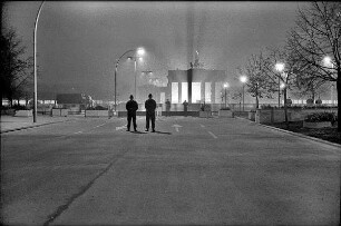 Zwei Grenzsoldaten der DDR vor dem Sperrzaun am Brandenburger Tor