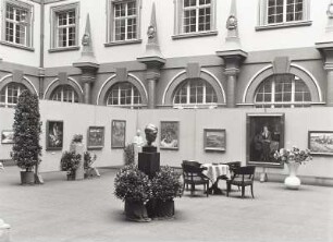 Adolf Hitler (Porträtkopf) : Raumaufnahme mit Hitlerkopf