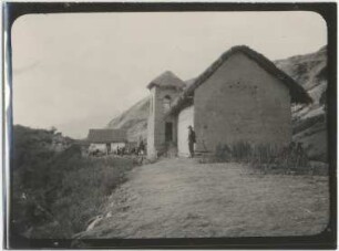 Kirche und tanzende Indianergruppe in Cotaña bei Sorata