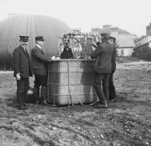 Eine Fahrt im Luftballon : Dresden-Reick. Eine Fahrt im Luftballon. Knebelrichten (im Hintergrund das Gasometer)