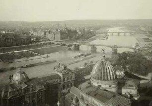 Dresden-Altstadt. Blick von der Frauenkirche über Akademie der Bildenden Künste, Ausstellungsgebäude des Sächsischen Kunstvereins und die Elbe mit Carolabrücke und Albertbrücke nach Osten