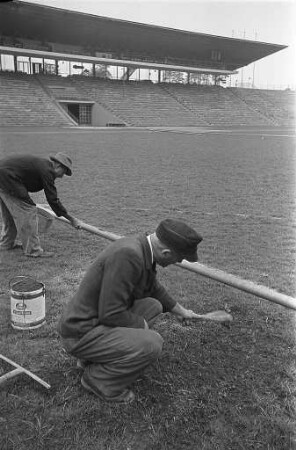 Beklagenswerter Zustand des Rasens auf dem Hauptspielfeld des Wildparkstadions.