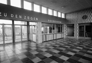 Neuenburg: der neue Bahnhof, Empfangshalle innen