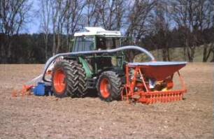 Fotografie: Bestellverfahren, Drillkombination, Kreiselegge, Pneumatische Verteilung, Frontanbau, Heckanbau, Systemtraktor, Zwillingsreifen