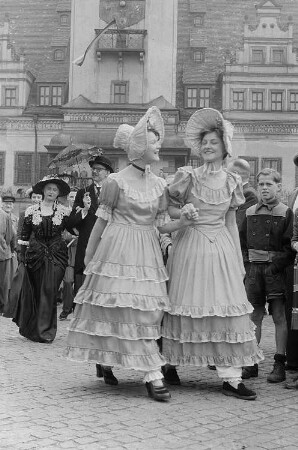 Umzug in historischen Kostümen des 18. Jahrhunderts auf dem Markt während der Festtage des Handwerks