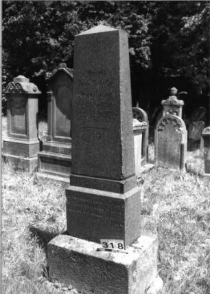 Grabstein 318 (Index: 100085215) Maße HxBxT: 205x72x52 cm Beschreibung: Obelisk, getreppter Sockel: Grabstein 318