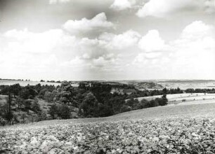 Klipphausen-Scharfenberg. Blick von Süden über Schloß und Elbtal zum Spaargebirge