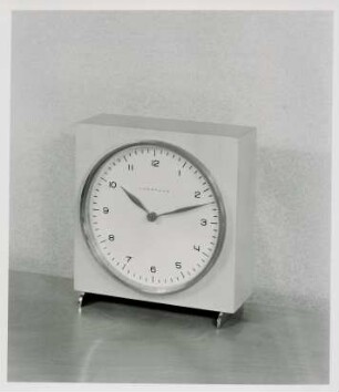 Junghans Tischuhr "16/5088" von Max Bill