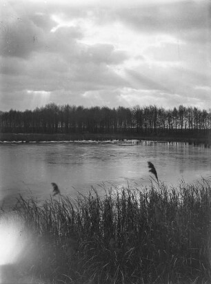 Landschaft mit See : Unbekannter Ort. Landschaft mit See, am Himmel Schicht-Haufenwolken (Stratocumulus)