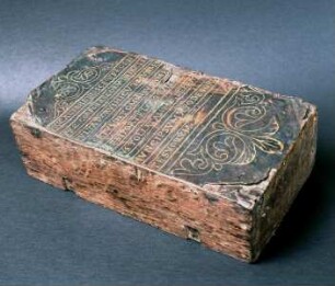 Tragaltar in Form eines Holzkastens mit beschrifteter Kupferplatte