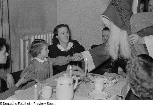 Weihnachtsmann während der Bescherung