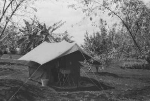 Zelt bei Martin George : Ein Expeditionszelt im Garten von Martin George