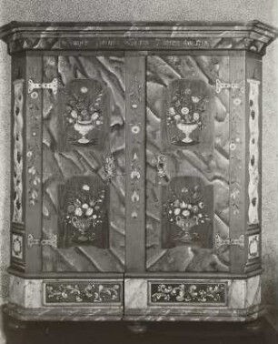 Doppeltüriger Kastenschrank