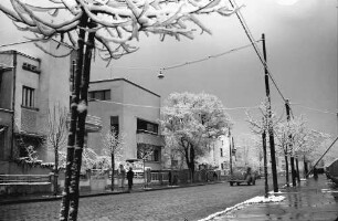 Bukarest: Villen in der [Straße] Dr. Lister, mit Straße, Hintergrund Auto