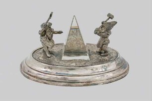 Briefbeschwerer mit Darstellung zweier Bergzwerge mit Kristallpyramide
