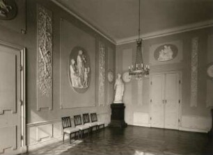 Rudolstadt, Schloßbezirk 1. Schloß Heidecksburg. Weißer Saal (klassizistischer Raum. Ausstattungsentwurf: F. Thierry) mit allegorischen Reliefs (F. Döll) an den Wänden. Teilansicht