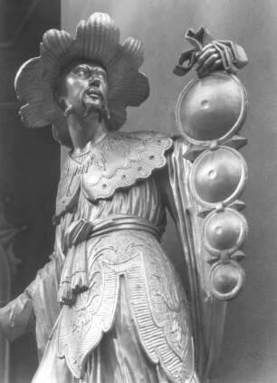 Heymüller, Gottlieb: Schellenspieler. Sandstein, vergoldet. 1755/1756. Detail: Kniestück. Potsdam: Park Sanssouci, Chinesisches Teehaus