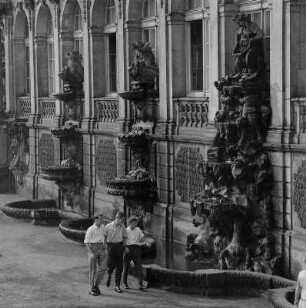 Dresden. Zwinger, Langgalerie O mit Brunnen