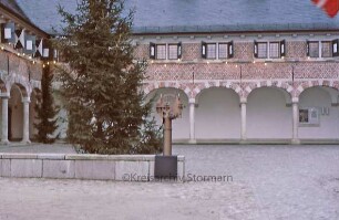 Ausstellung: Fächer Stormarner Künste: Schloss Reinbek: Eisenskulptur von Heinz Neumann im Innenhof
