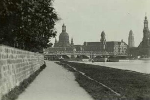 Dresden, Blick vom Neustädter Elbufer oberhalb der Marienbrücke nach Südosten auf die Altstadt und die Interimsbrücke 1909 : Dresden, Interimsbrücke 1909
